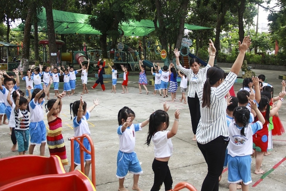 Môi trường giáo dục mầm non làm "say đắm" phụ huynh - 5
Đặc biệt, với yếu tố thời tiết khí hậu nắng nóng nhiều, trường MN Lấp Vò đã xác định sân chơi của trẻ rất cần có cây xanh bóng mát, do đó việc trồng các cây bóng mát đã được nhà trường chú trọng.
