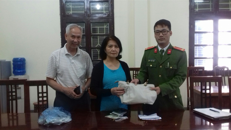 Bắt nhanh đối tượng trộm tài sản của người nước ngoài - 1
Vợ chồng bà Đinh Thi Thu vui mừng nhận lại tài sản và giấy tờ để kịp hành trình về Mỹ
