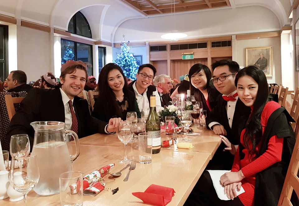 9X nhận học bổng toàn phần Oxford và Harvard bật mí việc làm đầu năm Đinh Dậu - 2
Vũ Đỗ Khanh (thứ 2 bên phải) tại tiệc Christmas với bạn bè tại Oxford.