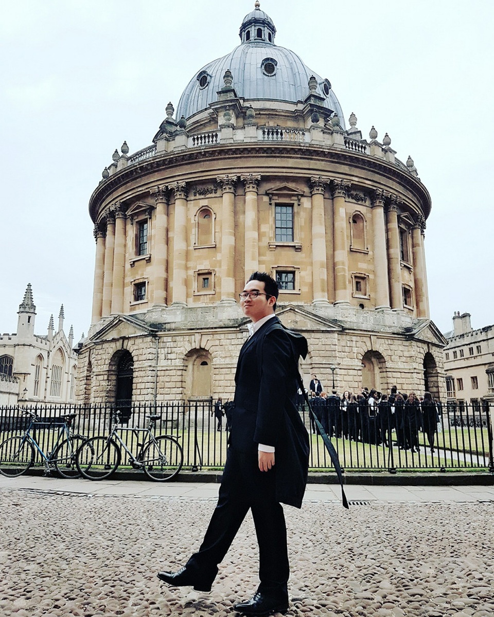9X nhận học bổng toàn phần Oxford và Harvard bật mí việc làm đầu năm Đinh Dậu - 1
Vũ Đỗ Khanh từng nhận được suất học bổng toàn phần cho chương trình Thạc sĩ tại ĐH Oxford (Anh) và Harvard (Mỹ)