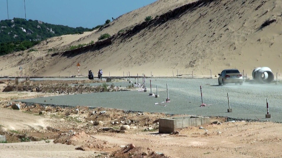 Báo cáo Thủ tướng về việc chậm thực hiện dự án Nhà máy lọc dầu Vũng Rô - 1 Sau khi san lấp mặt bằng, dự án Nhà máy lọc dầu Vũng Rô đã bỏ trống hàng trăm hecta đất gây lãng phí.