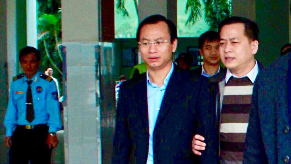 Trước khi “cao chạy xa bay”, ông Vũ “nhôm" kịp thoái vốn ở những doanh nghiệp nào? - 1
Ông Vũ nhôm (bên phải) trong một lần đi cùng ông Xuân Anh, nguyên Bí thư thành ủy Đà Nẵng. Ảnh: Pháp luật TPHCM