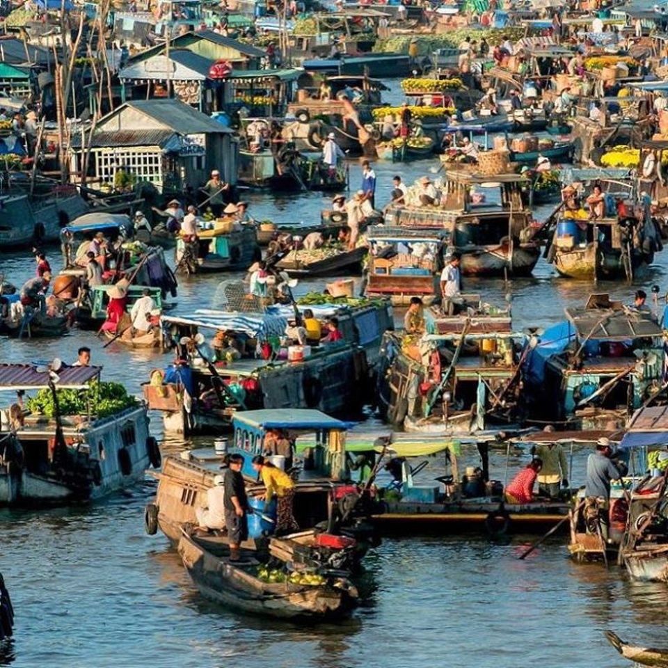 Ngoài miệt vườn, chợ nổi Cái Bè cũng là điểm du lịch nổi tiếng.