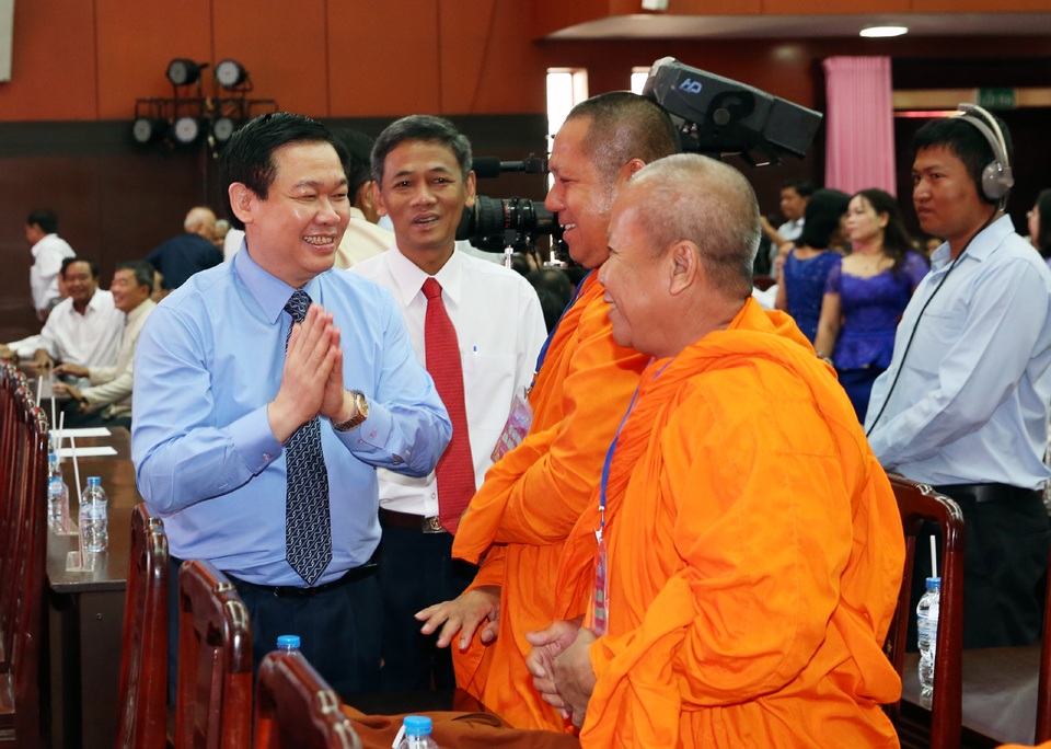 Phó Thủ tướng đón Tết Chol Chnam Thmay cùng đồng bào Khmer - 2 Phó Thủ tướng Vương Đình Huệ cùng các tăng sư, đồng bào Khmer đón Tết Chol Thnam Chmay