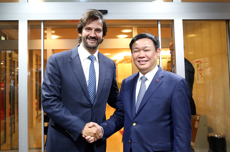 Làm cầu nối cho doanh nghiệp Việt Nam-Slovakia tiếp cận thị trường - 1 Phó Thủ tướng Slovakia chào đón Phó Thủ tướng Vương Đình Huệ tới thăm.