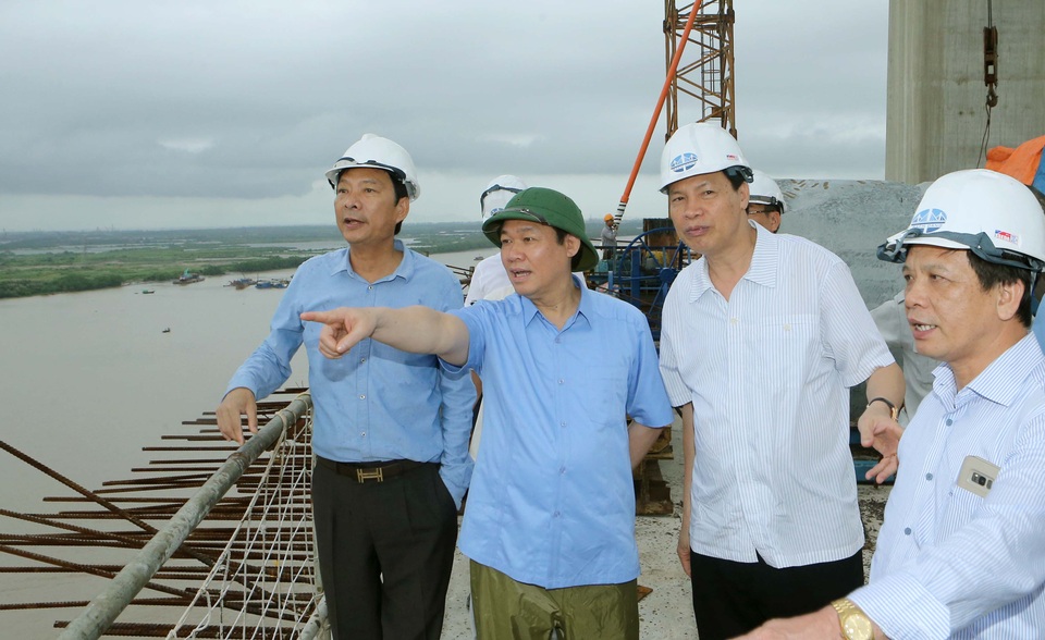 Cao tốc Hải Phòng - Hạ Long: Dự án BOT, người dân có quyền lựa chọn - 1 Phó Thủ tướng Vương Đình Huệ (giữa) cùng lãnh đạo tỉnh Quảng Ninh kiểm tra tiến độ thi công cao tốc Hạ Long - Hải Phòng và cầu Bạch Đằng.