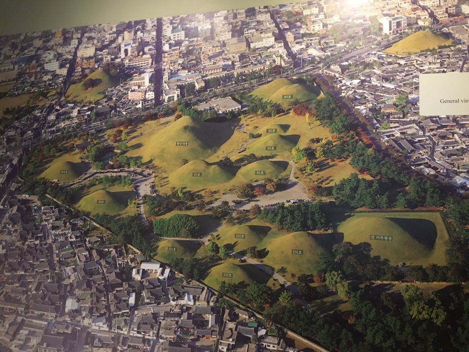 Các ngôi mộ của quý tộc và hoàng gia hiện được đánh dấu để bảo tồn nguyên vẹn. Đây cũng là địa điểm tham quan không thể bỏ qua khi đến Geyongsangbukdo.