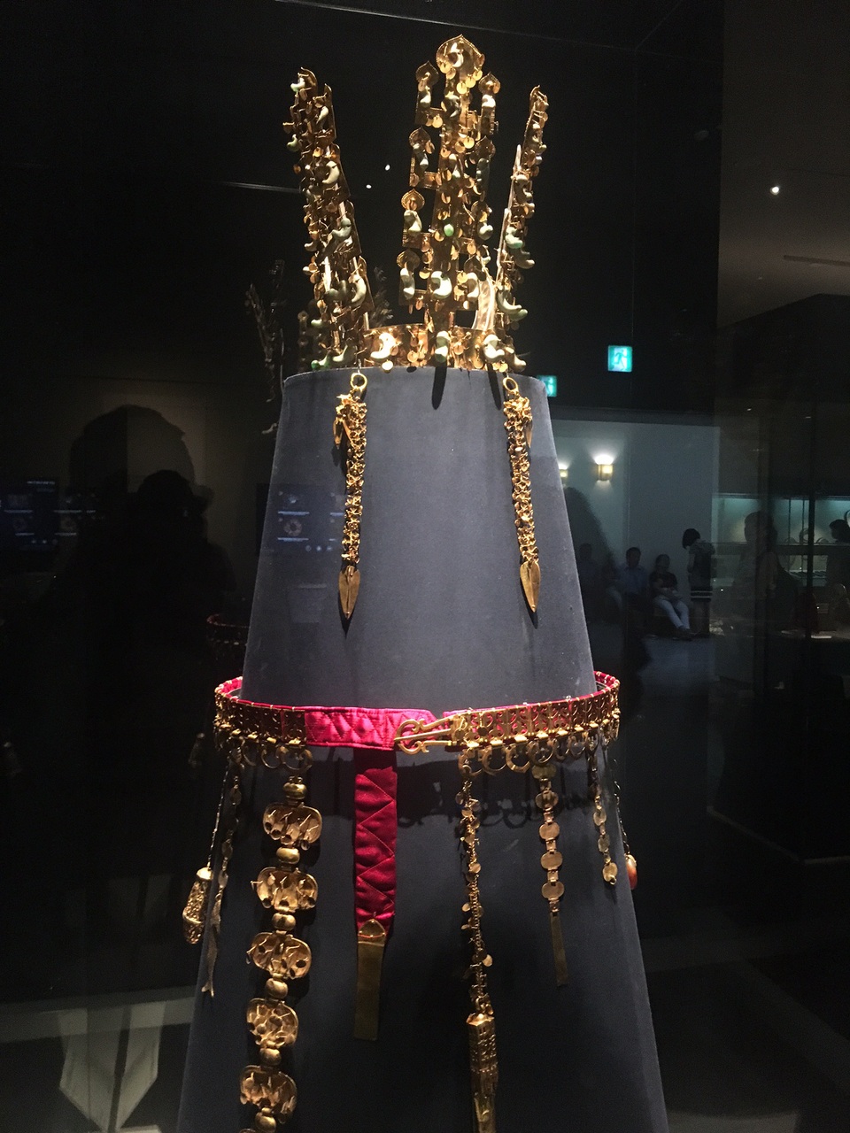 Kèm theo vương miện là dây đai đeo quanh người bằng vàng được khai quật từ mộ cổ hoàng gia thời Silla.