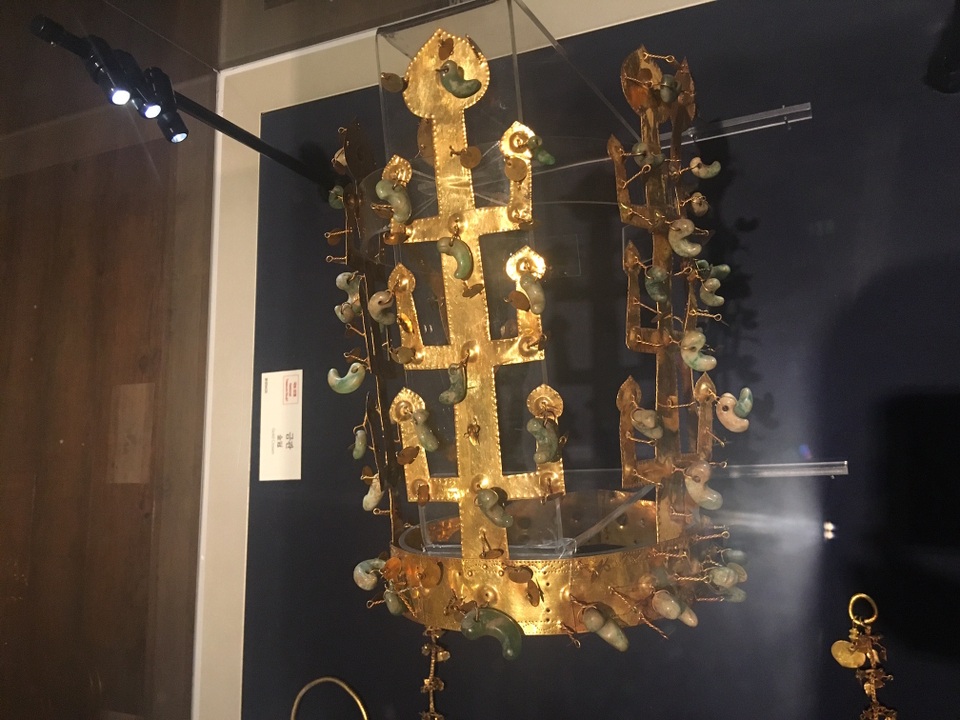 Một chiếc vương miện bằng vàng, đính ngọc bích mang tính biểu tượng cho quyền uy của tầng lớp hoàng gia thời Silla cũng đang được trưng bày tại bảo tàng.