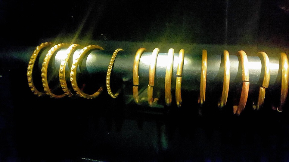 Vô số đồ vật bằng vàng được phát hiện từ những lần khai quật cho thấy triều đại Sila là triều đại rất hùng mạnh về kinh tế.