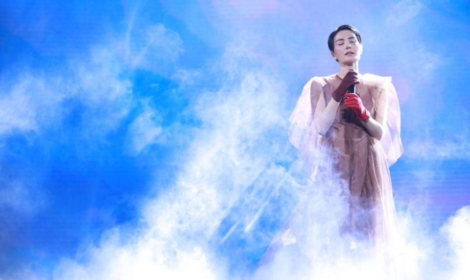 Tạ Đình Phong vắng mặt trong show diễn trở lại của Vương Phi - 12
Ngoài tuổi tứ tuần, Vương Phi vẫn rất trẻ đẹp và quyến rũ. Chính vì vậy, diva Hồng Kông vẫn luôn có tên trong danh sách những ngôi sao quyến rũ và trẻ trung nhất làng giải trí Hoa ngữ. Bí quyết của cô là tập yoga và ăn chay trường.