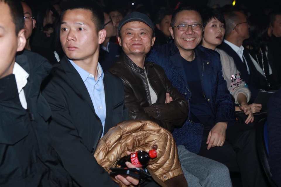 Tạ Đình Phong vắng mặt trong show diễn trở lại của Vương Phi - 16
Tỉ phú Jack Ma cũng là khách trong live show lần này của Vương Phi.