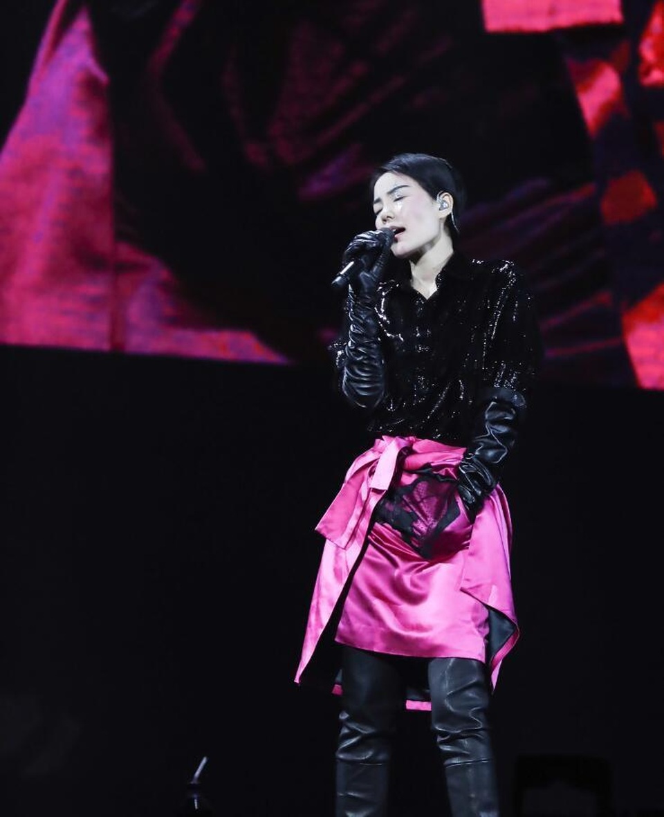 Tạ Đình Phong vắng mặt trong show diễn trở lại của Vương Phi - 7
Giọng ca của Vương Phi vẫn vẹn nguyên cảm xúc, và sự ma mị như năm nào. Cô hát bằng cả trái tim và tâm huyết của mình. Phong cách thời trang đa dạng của Vương Phi cũng nhận được nhiều lời khen ngợi từ đồng nghiệp.