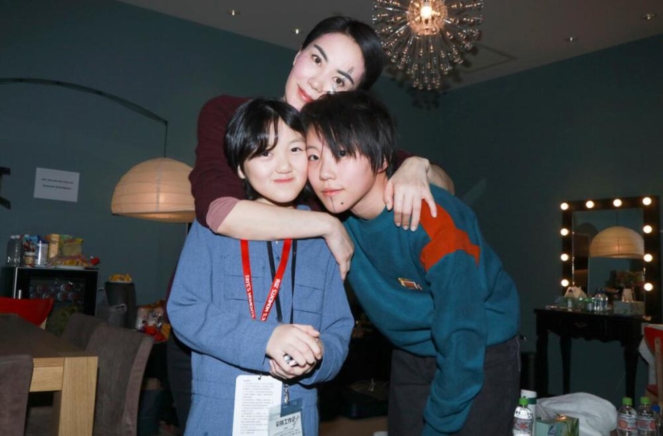 Tạ Đình Phong vắng mặt trong show diễn trở lại của Vương Phi - 1
Hai con gái của Vương Phi xuất hiện cùng mẹ ruột tại hậu trường của live show Vương Phi năm 2016, ngày 31/12. Đây là hình ảnh chung hiếm hoi của mẹ con Vương Phi trong nhiều năm qua. Hai cô con gái là kết quả tình yêu của Vương Phi với hai người chồng cũ.