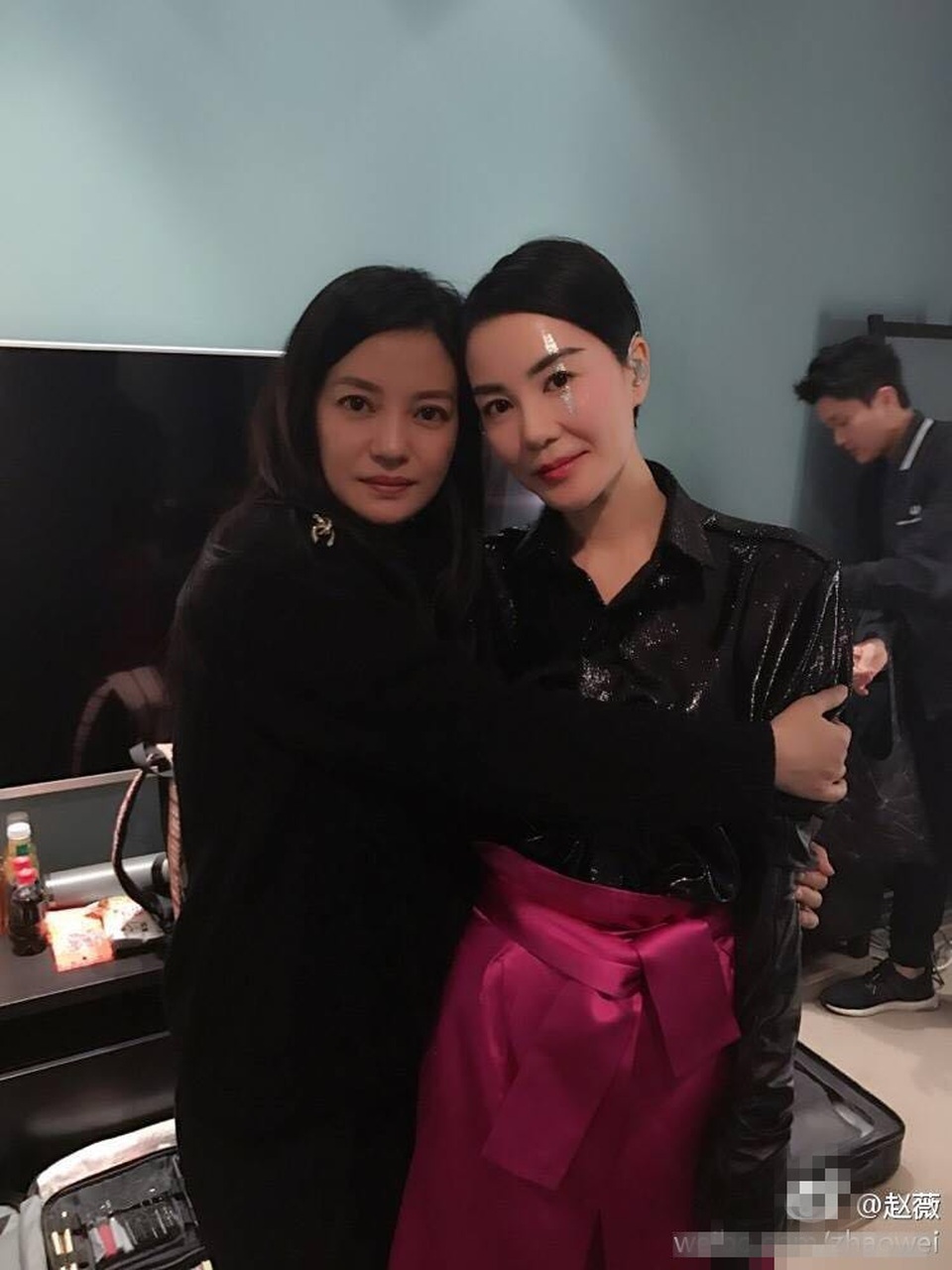 Tạ Đình Phong vắng mặt trong show diễn trở lại của Vương Phi - 19
Triệu Vy ôm và chụp hình chung với Vương Phi tại hậu trường.