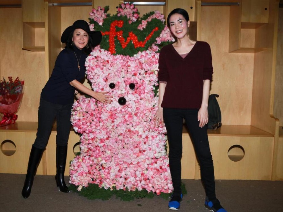 Tạ Đình Phong vắng mặt trong show diễn trở lại của Vương Phi - 17
Vương Phi nhận hoa chúc mừng của cô bạn thân Lưu Gia Linh trước đêm diễn.