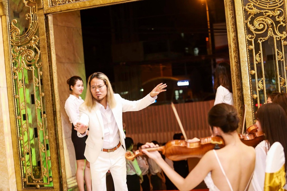 Nghệ sĩ Vượng “râu”: “Trường Giang, Trấn Thành từ giờ đến hết nghề vẫn mãi như thế” - 1 Nghệ sĩ Vượng râu trong một sản phẩm ca nhạc - hài kịch mới lên sóng gần đây.