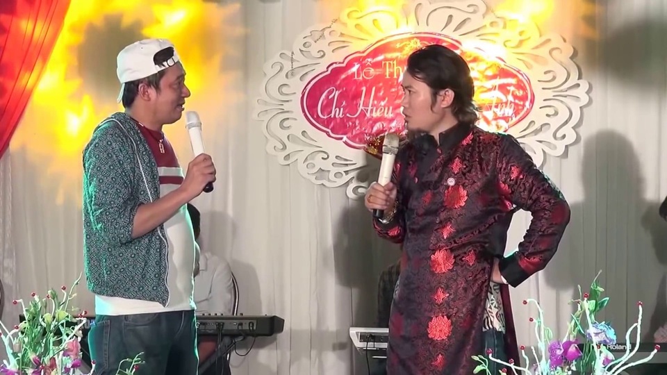 Khóc, cười chuyện nghệ sĩ hài bị “sàm sỡ” khi đi hát đám cưới - 1 Chiến Thắng và Vượng râu biểu diễn tại một đám cưới. Ảnh: NVCC.