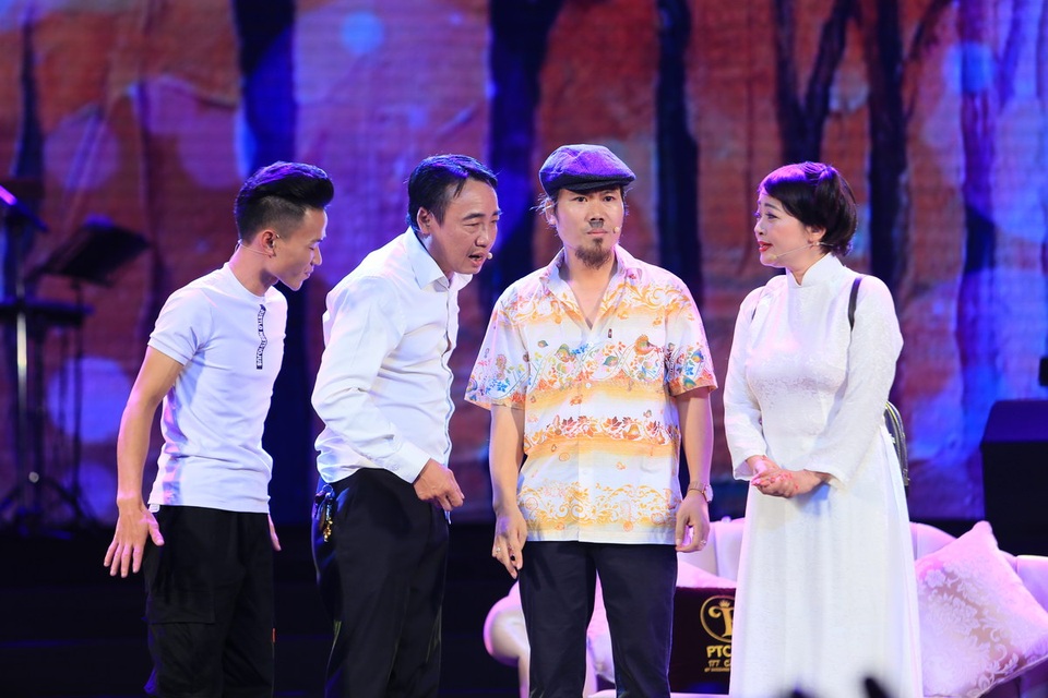 NSƯT Hoài Linh bất ngờ khoe giọng hát rất “tình” trong liveshow Hồ Quang 8 - 2 NSƯT Hoài Linh bất ngờ khoe giọng hát rất “tình” trong liveshow Hồ Quang 8 - 2