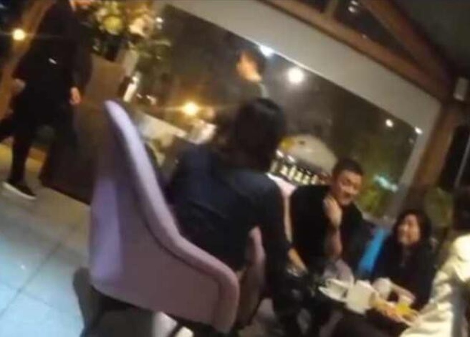 Chạm mặt tại một bữa tiệc, Vương Phi và Lý Á Bằng tránh nhau tuyệt đối - 2
Lý Á Bằng, chồng cũ của Vương Phi, cũng là khách mời tại bữa tiệc này. Anh tới trước và ngồi trò chuyện với một vài người bạn. Anh tuyệt nhiên không nói chuyện hay hỏi han Vương Phi dù hai người từng là vợ chồng 8 năm.