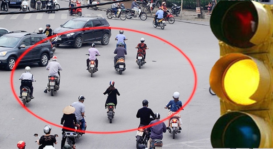 Bộ Công an: Vượt đèn vàng như thế nào sẽ bị xử phạt? - 1 Rất nhiều người tham gia giao thông vô tư vượt đèn vàng (Ảnh: Báo Giao thông)