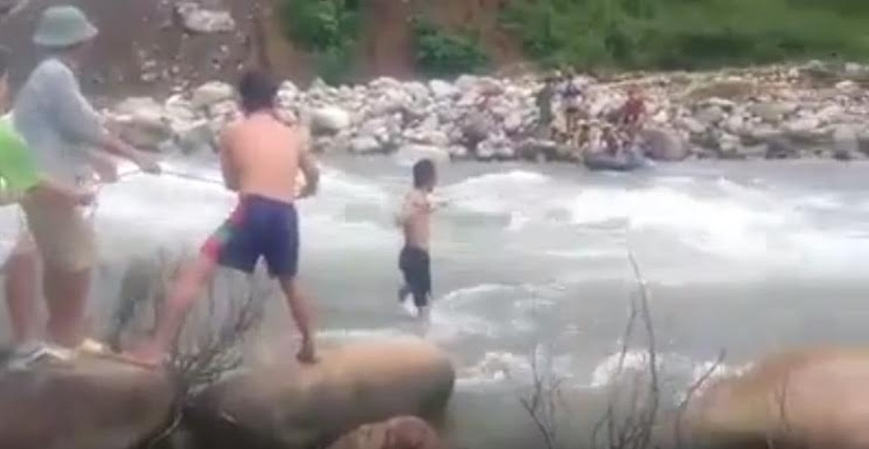 “Thót tim” cung đường mùa tựu trường của thầy cô giáo vùng cao - 9 Các thầy giáo dùng dây kéo và bánh xe lốp vượt suối dữ. (Ảnh cắt từ clip)