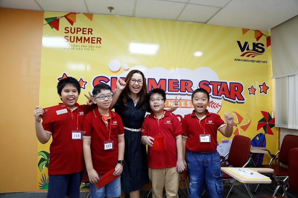 Chụp hình kỉ niệm cùng các thầy cô sau khi kết thúc phần dự thi.