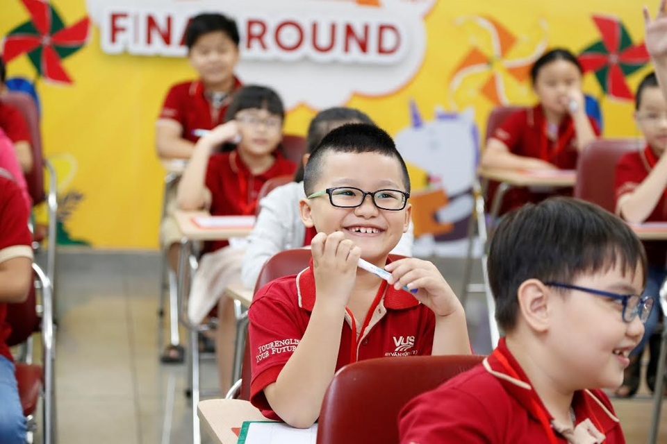 Đề thi Summer Star được thiết kế dựa trên nền tảng kiến thức Anh ngữ theo chuẩn quốc tế của chương trình SuperKids và Young Leaders. Anh văn Hội Việt Mỹ VUS kết hợp cùng đối tác chiến lược CUNY (The City University of New York) – Đại học công lập lớn thứ ba của Hoa Kỳ chọn lọc các nội dung học tập sao cho phù hợp với tâm ý và khả năng tiếp thu của học viên ở từng độ tuổi nhất định. Vì vậy, khi theo học tại VUS, các em được xây dựng nền tảng Anh ngữ vững chắc ngay từ đầu, dễ dàng chinh phục các cuộc thi học thuật quy mô lớn.