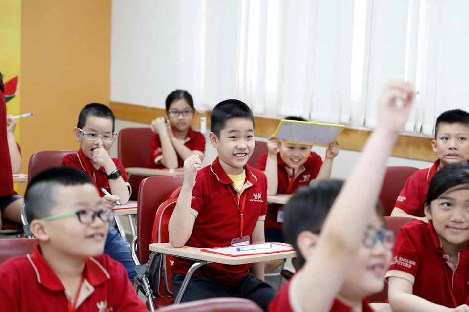 Thầy Blue Melia – Giám khảo chính của cuộc thi, chia sẻ: “Bước vào cuộc thi, các em đều chuẩn bị cho mình tâm lý cạnh tranh lành mạnh, học hỏi từ các bạn đồng trang lứa và nỗ lực để đạt được kết quả tốt nhất. Ở các em, tôi nhận thấy niềm đam mê Anh ngữ rất lớn. Đồng thời, điều tôi quý nhất chính là thái độ nghiêm túc, dạn dĩ và tự tin mà các em thể hiện trong cuộc thi. Hy vọng, đây sẽ là bước khởi đầu thú vị để các thí sinh mạnh dạn chinh phục những thử thách lớn hơn về sau.”