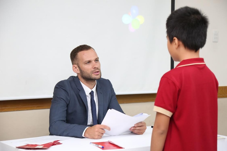 Phần thi đánh vần đòi hỏi các em nghe tốt, nhận diện được từ vựng và biết cách đánh vần đúng. Nhiều em thể hiện được sự tự tin khi đánh vần trọn vẹn tất cả từ nghe được. Trong khi đó, một số em đành dừng lại ở vòng thi này vì chưa truyền đạt đúng nội dung đến thầy cô.