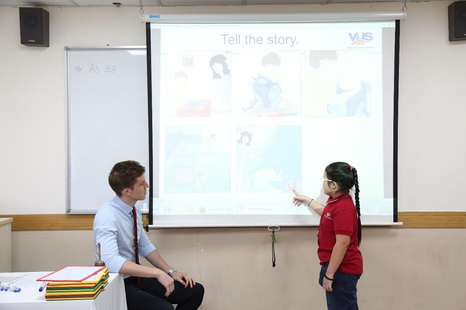 Sau khi kết thúc phần đánh vần, các thí sinh xuất sắc sẽ thi nói. Với những bức tranh được cho sẵn, các em có từ 2-3 phút để suy nghĩ về nội dung, lựa chọn từ vựng và ngữ pháp đã được học để mô tả câu chuyện với thầy cô. Những phần kể chuyện trôi chảy, ứng dụng nhiều kiến thức sẽ chinh phục được ban giám khảo.