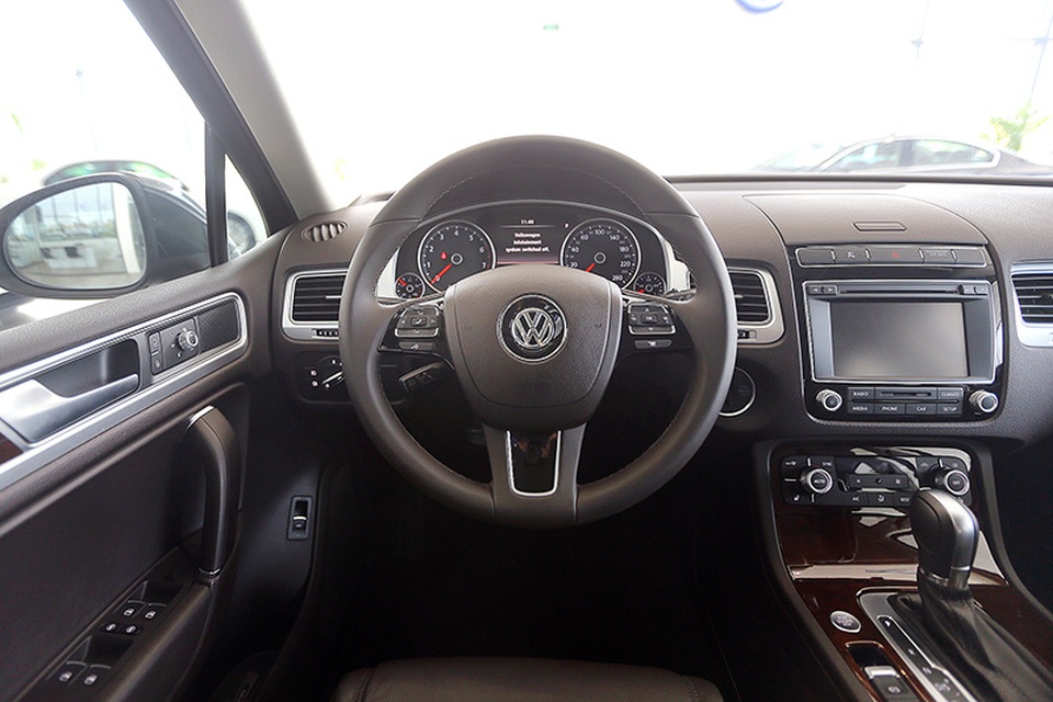 Giảm giá hàng trăm triệu đồng - Volkswagen Touareg tăng độ hấp dẫn - 14 Giảm giá hàng trăm triệu đồng - Volkswagen Touareg tăng độ hấp dẫn - 14