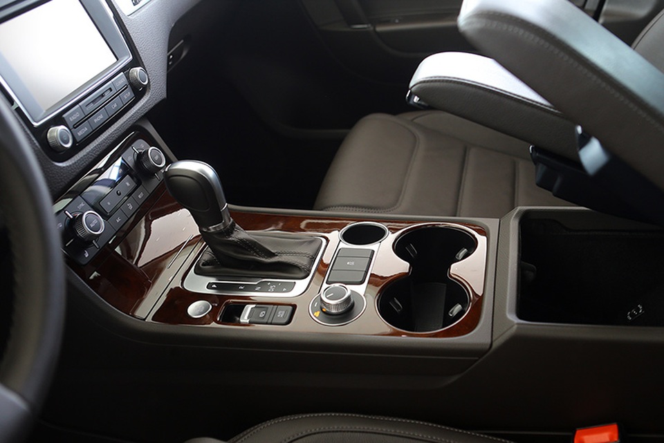 Giảm giá hàng trăm triệu đồng - Volkswagen Touareg tăng độ hấp dẫn - 8
Hệ thống khởi động bằng nút bấm, nút lựa chọn chế độ lái cài đặt sẵn, cùng hệ thống hỗ trợ giữ phanh và phanh tay điện tử là những tính năng được trang bị trên chiếc Touareg này.