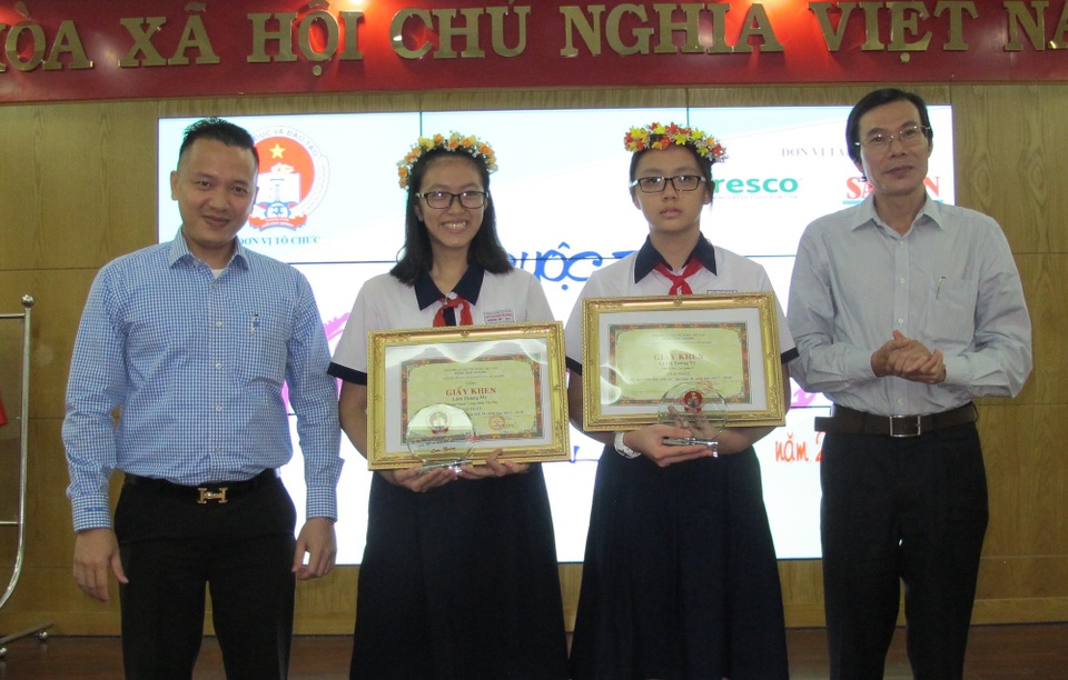 Tường Vy (thứ hai bên phải sang) trong lễ trao giải