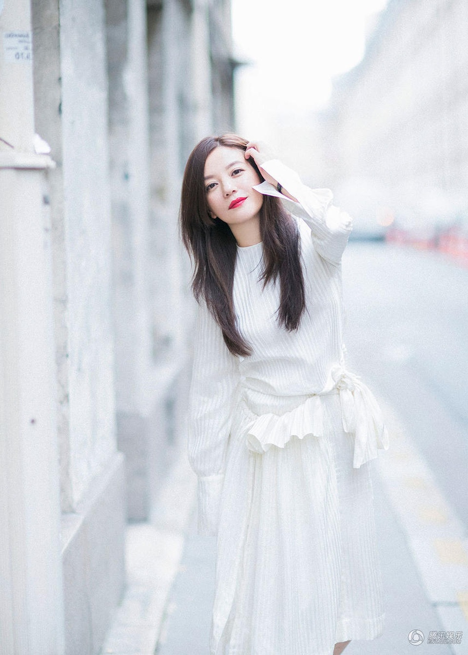 "Én nhỏ" Triệu Vy trẻ đẹp ngỡ ngàng - 1
Triệu Vy vừa chia sẻ với người hâm mộ những bức ảnh cô chụp tại Paris trong thời gian tới đây tham dự tuần lễ thời trang Paris, hồi đầu tháng 10.
