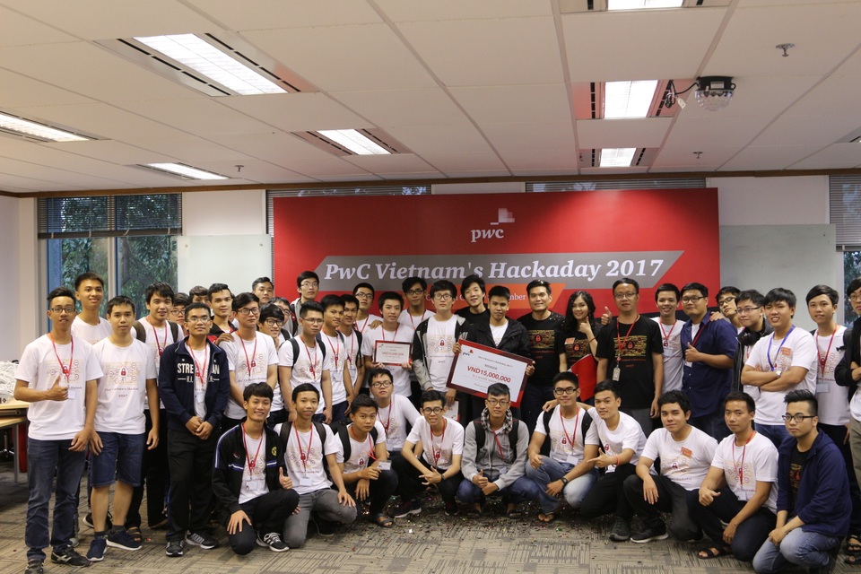 Việt Nam tổ chức cuộc thi "Xem ai hack được nhiều hơn" cho sinh viên đại học - 8 Các đội thi tại TP. Hồ Chí Minh chụp ảnh lưu niệm.