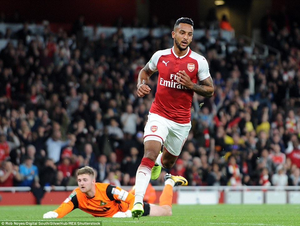 
Walcott ghi bàn thắng duy nhất đưa Arsenal vượt qua Doncaster
