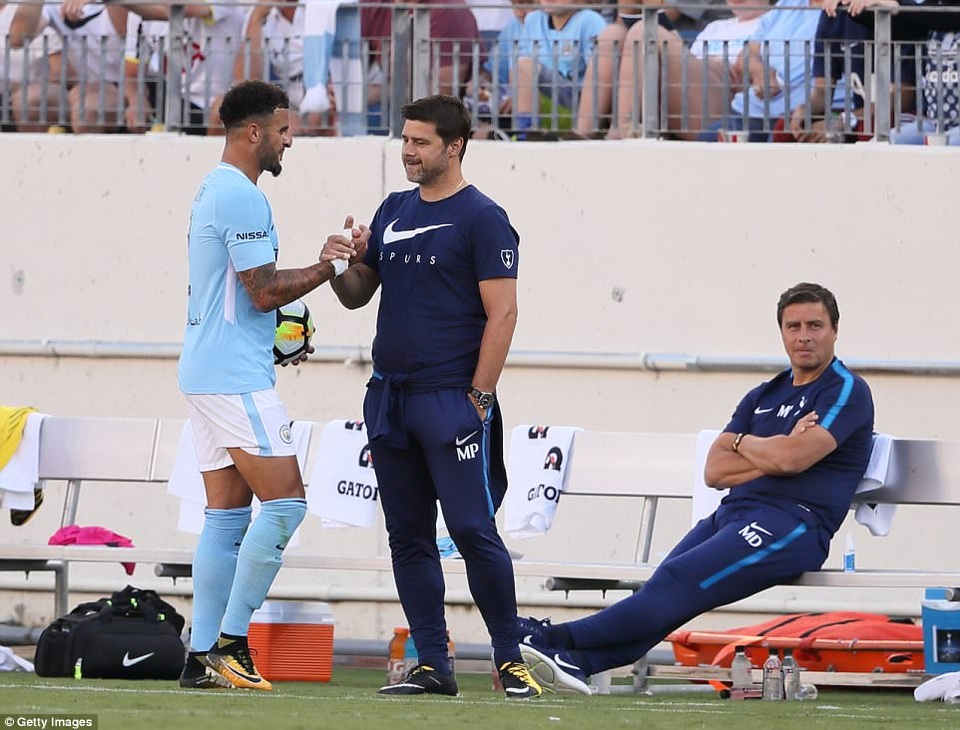 Man City 3-0 Tottenham: Đẳng cấp vượt trội - 3
Walker bắt tay Pochettino, cầu thủ người Anh mới chuyển từ Tottenham sang Man City với giá 45 triệu bảng