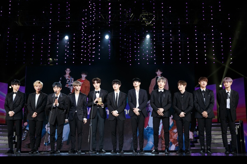 Tóc Tiên nhận giải “Nghệ sĩ Châu Á xuất sắc nhất tại Việt Nam” - 12 Wanna One, 11 chàng trai cống hiến cho khán giả màn trình diễn hết sức đẹp mắt và ấn tượng với hai ca khúc “Energetic” và “Burn it up” trong tiếng reo hò không ngớt từ phía khán giả.