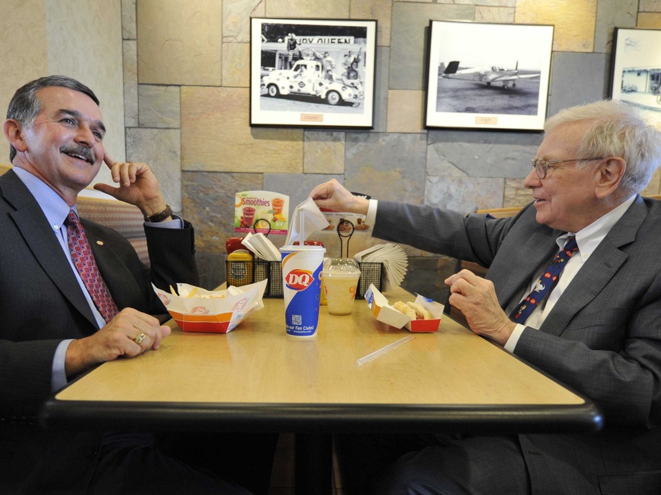 Lối sống tiết kiệm của tỷ phú Warren Buffett khiến nhiều người nể phục - 2 Lối sống tiết kiệm của tỷ phú Warren Buffett khiến nhiều người nể phục - 2