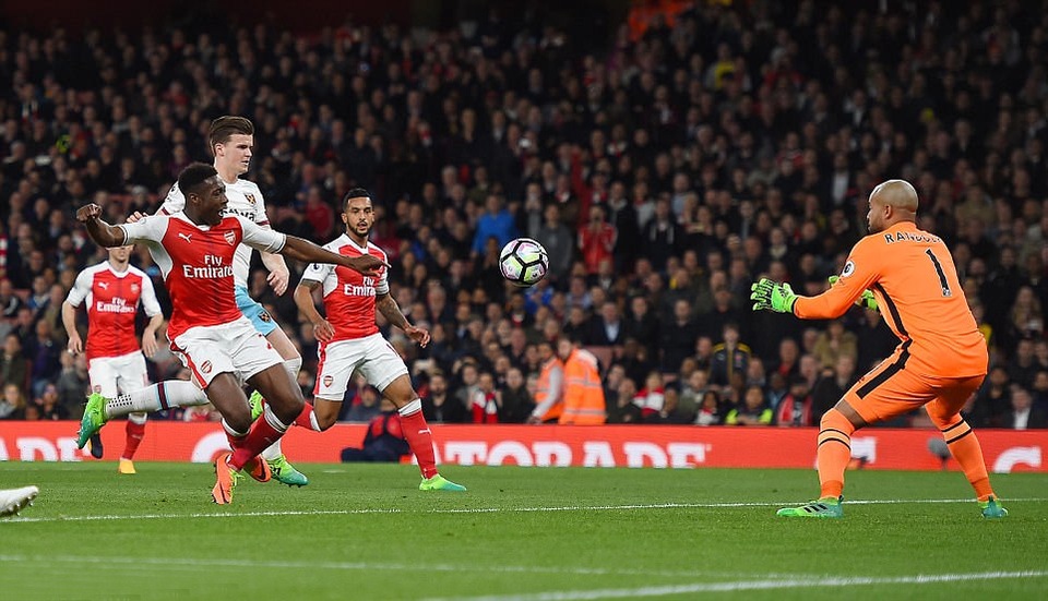 Vùi dập West Ham, Arsenal tìm lại niềm vui chiến thắng - 1
Welbeck (trái) không oan khi được gán ghép với biệt danh chân gỗ