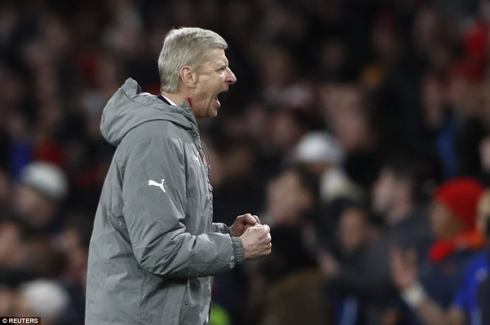 Huth đá phản lưới nhà, Arsenal may mắn vượt qua Leicester - 1
Wenger ăn mừng sau khi học trò có bàn thắng muộn vào lưới Leicester