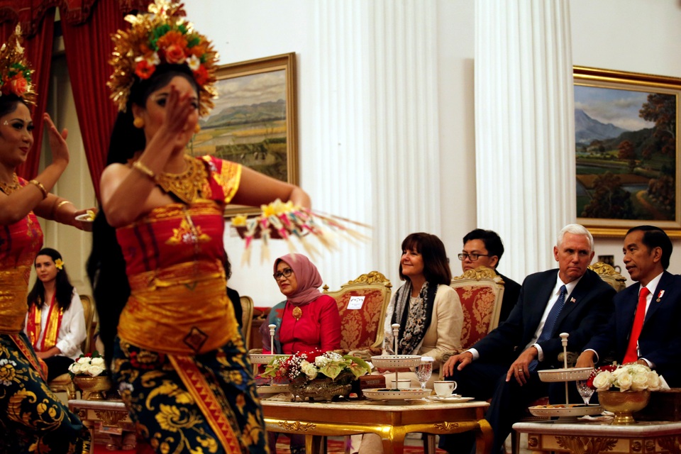 Phó Tổng thống Mỹ thăm nhà thờ Hồi giáo lớn nhất Đông Nam Á - 5 Tổng thống Widodo mời Phó Tổng thống Pence và gia đình cùng xem một tiết mục múa truyền thống của Indonesia tại dinh tổng thống.