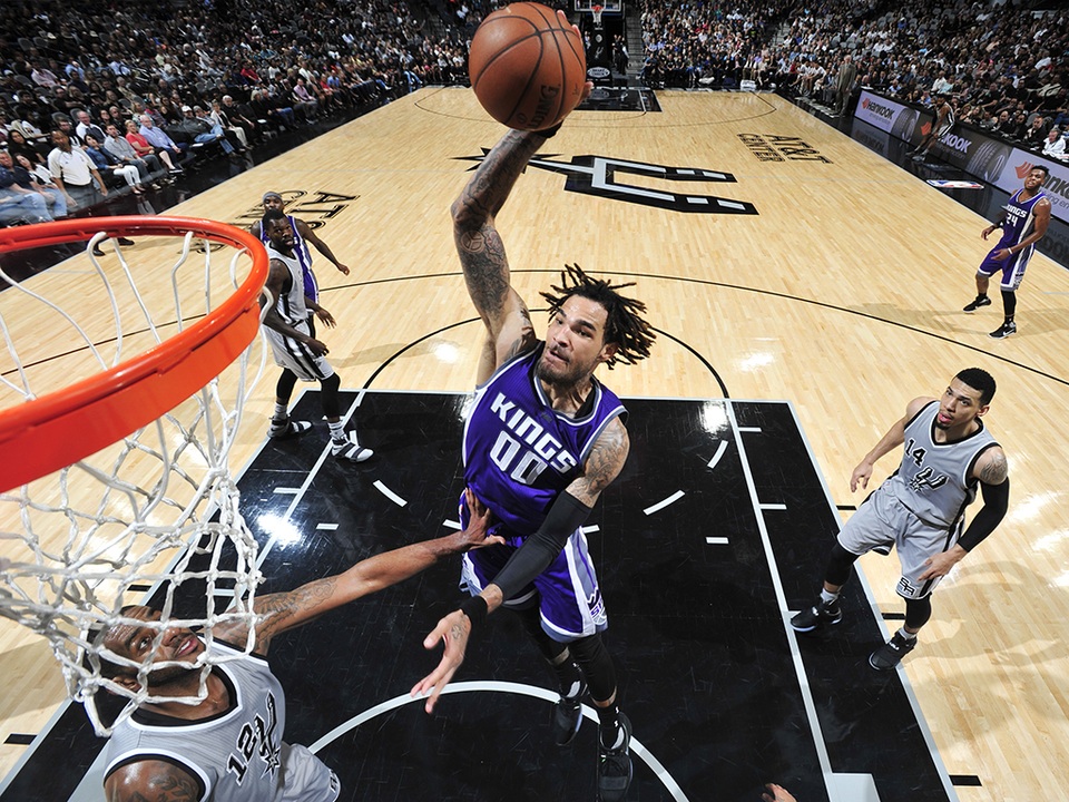 Ngôi sao bóng rổ của giải nhà nghề Mỹ NBA giao lưu với các VĐV nhí tại TPHCM - 1 Willie Cauley-Stein trong màu áo CLB Sacramento Kings tại giải nhà nghề Mỹ NBA