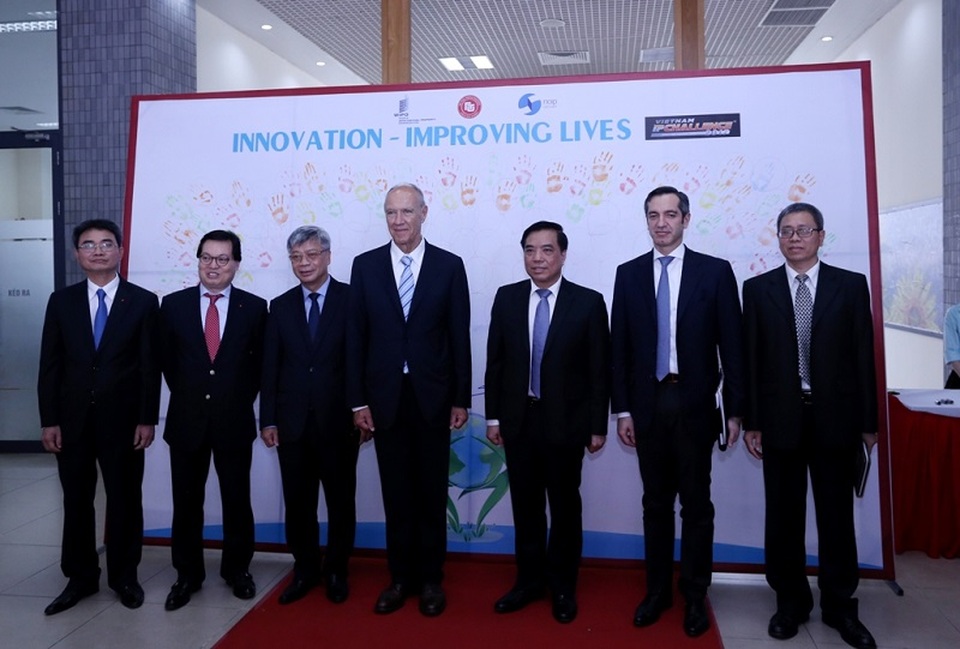 WIPO tăng cường hợp tác các vấn đề liên quan đến sở hữu trí tuệ - 2
Lãnh đạo Bộ KH&CN, lãnh đạo Cục SHTT và đoàn WIPO chụp ảnh tại “Bức tranh dấu ấn IP”, bức tranh và khởi động Gameshow Vietnam IPChallenge© mùa 2017 – cuộc thi có quy mô toàn quốc dành cho sinh viên về lĩnh vực sở hữu trí tuệ.