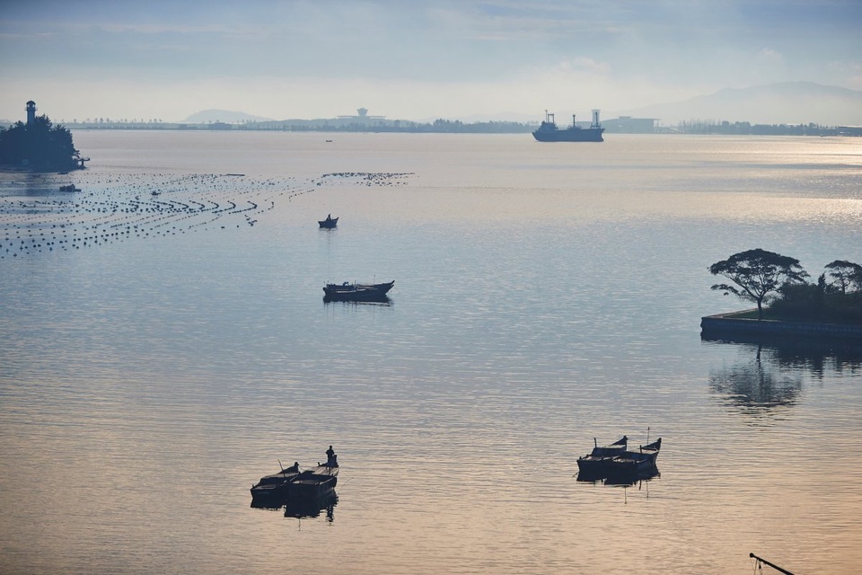 Trải nghiệm tắm biển gần bãi thử tên lửa ở Triều Tiên - 1 Là thành phố nằm ở bờ biển phía đông của Triều Tiên, Wonsan đóng vai trò quan trọng trong chính sách phát triển của quốc gia Đông Bắc Á. Chính quyền nhà lãnh đạo Kim Jong-un đã khởi động chương trình tái thiết thành phố này từ năm 2014 với hy vọng có thể xây dựng Wonsan thành điểm đến du lịch mang lại lợi nhuận hàng tỷ USD, đồng thời thu hút nguồn vốn đầu tư nước ngoài. (Ảnh: Reuters)