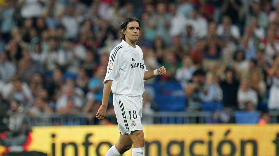 Bernabeu không phải đất lành với những người Anh. Trong đó, Woodgate là một trong những hợp đồng thảm họa của Real Madrid. Cầu thủ này dính quá nhiều chấn thương trong thời gian khoác áo Los Blancos và hệ quả, anh bị trả về Anh chỉ 2 năm sau.