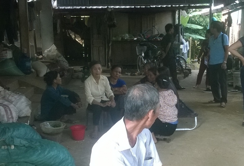 Tìm thấy thi thể bé trai 20 tháng tuổi mất tích trên sông - 1 Bà con lối xóm đến chia buồn cùng gia đình