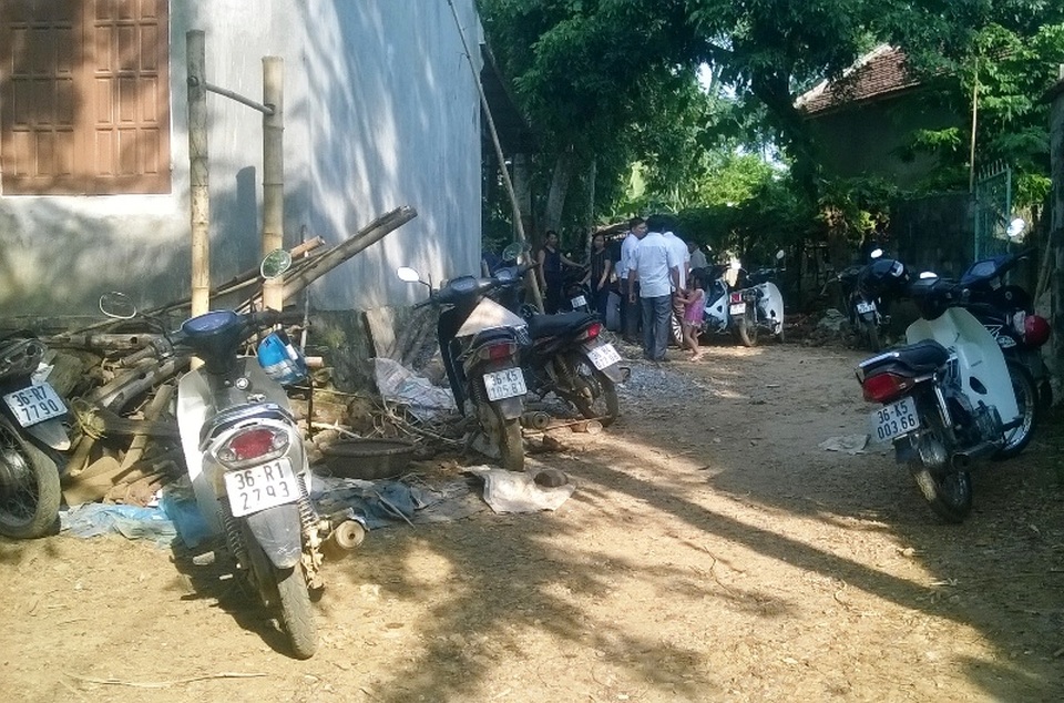 Tìm thấy thi thể bé trai 20 tháng tuổi mất tích trên sông - 4 Hàng trăm người đã được huy động để tìm kiếm cháu bé