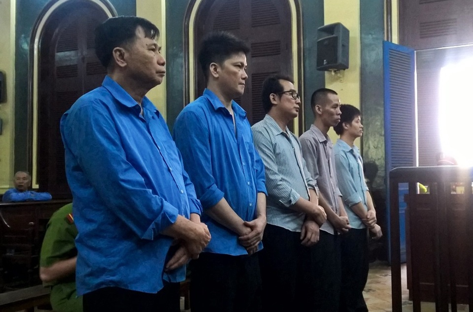 Các bị cáo nghe tòa tuyên án.